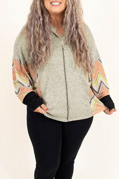 Picture of PLUS SIZE 3 BUTTON TOP WITH CHEVRON SLEEVE